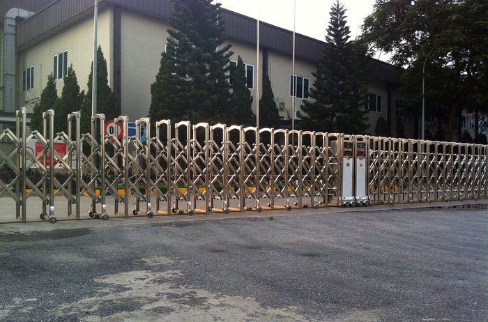 cổng xếp inox lắp tại xí nghiệp