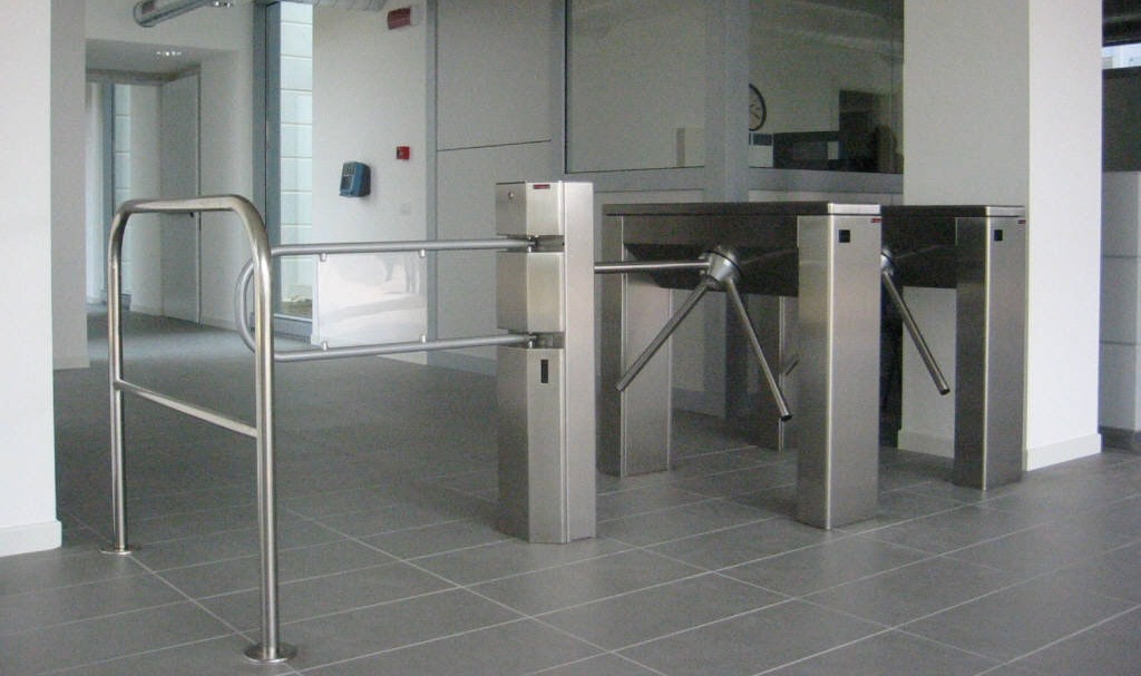 Tại sao các loại cổng xoay 3 càng lại được sử dụng phổ biến tại các tòa nhà